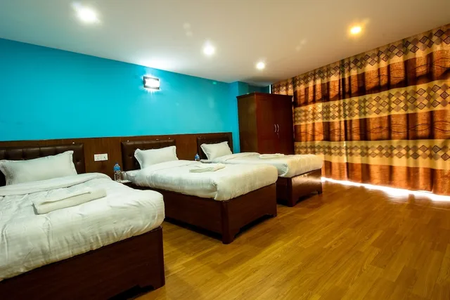 غرفة قياسية ثلاثية بثلاثة أسرّة، Everest Holiday Inn 1/2