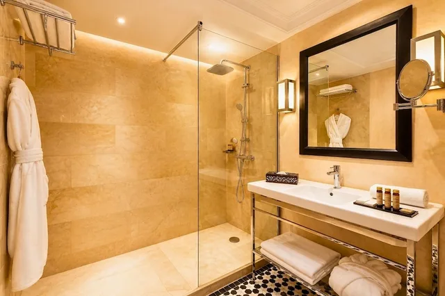 غرفة ديلوكس عائلية بسرير كينج وسريرين منفصلين، Hivernage And Spa Hotel 5/5