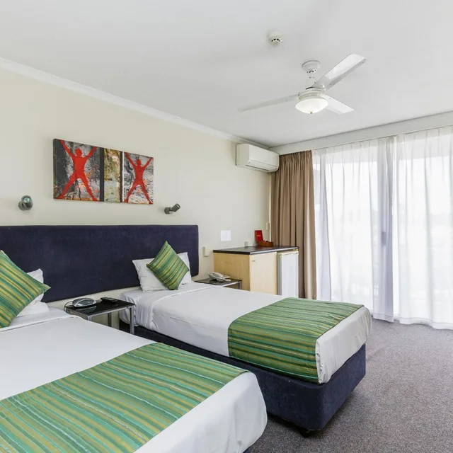 غرفة بسريرين منفصلين بشرفة، THE WELLINGTON APARTMENT HOTEL 1/4