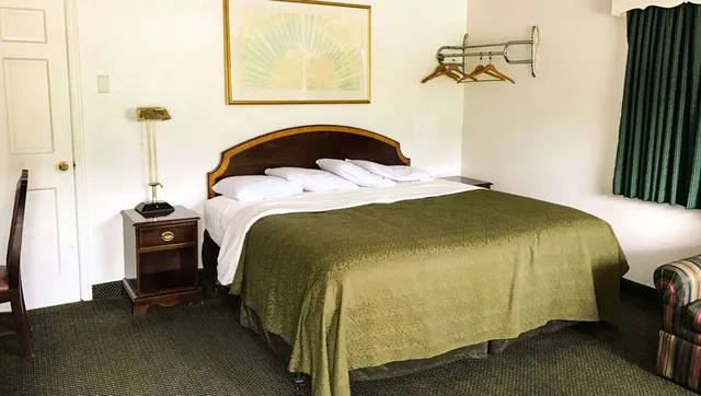 Standard, King Bed, Smoking, Relax Inn Motel And Bar 3/5