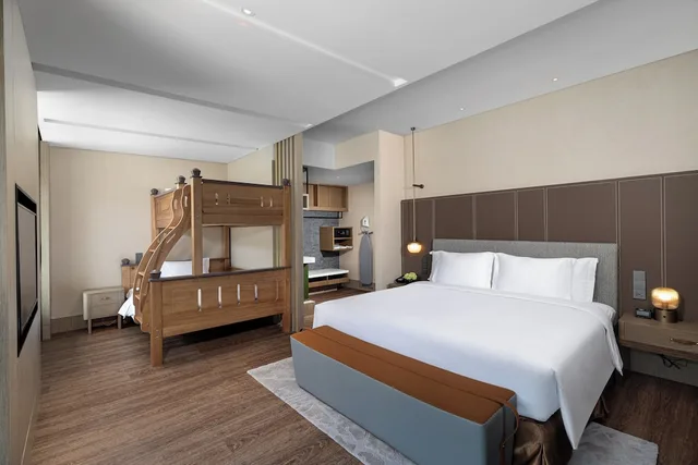 غرفة بريميوم بسرير كينج وسرير بطابقين، Crowne Plaza CHONGLI RESORT 1/3