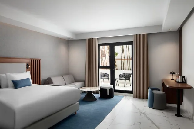 غرفة بريميوم بسرير كينج بشرفة، Courtyard by Marriott Casablanca Downtown 1/3