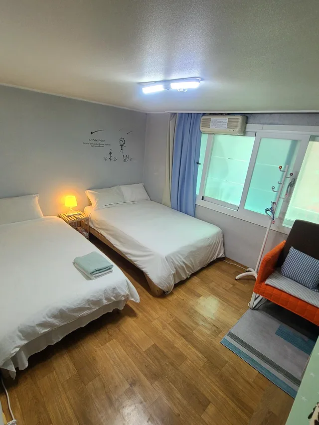 غرفة بسريرين منفصلين بحمام مشترك، Apple Tree Guest house 1/2
