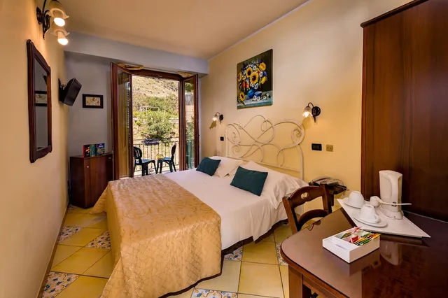 غرفة كلاسيكية صغيرة بسرير مزدوج أو سريرين منفصلين بشرفة، HOTEL CALA MARINA 2/3
