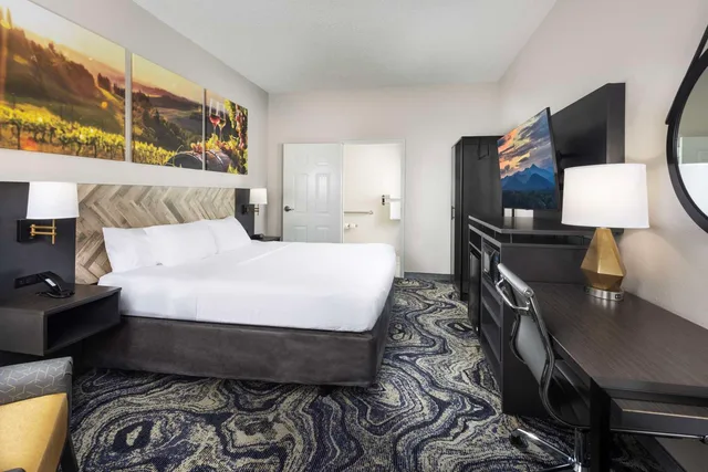 غرفة بسرير كينج لذوي الإعاقة، Clarion Pointe Biltmore Village 2/4