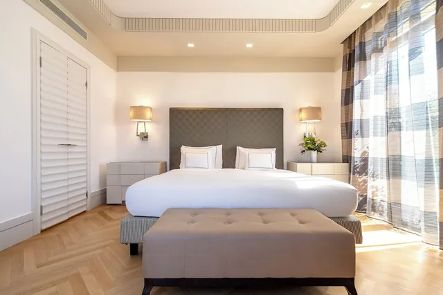 جناح غراند بسرير فردي بشرفة، Melia Genova 4/10