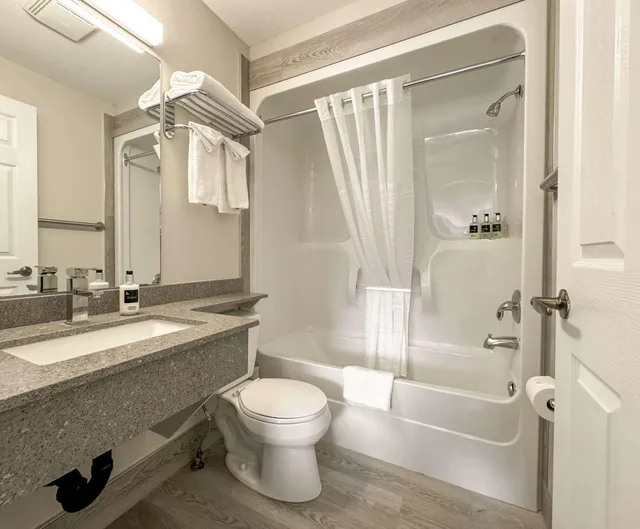 Coast, 2 Queen Beds, Kitchenette، Coast Osoyoos Beach Hotel 2/2