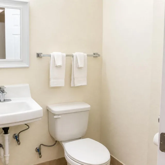 غرفة بسرير كينج لغير المدخنين، Williamston Inn NC Near Greenville US 64 6/6