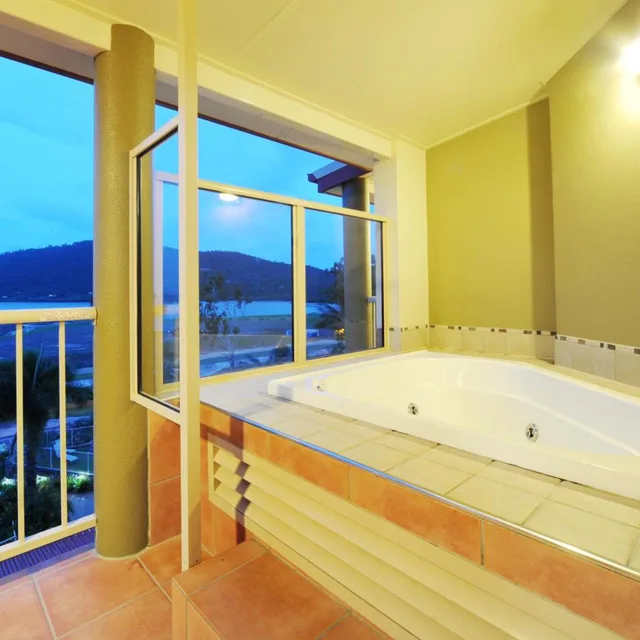 1 Bedroom, Spa, Suite, Bay View, Balcony، at Boathaven Bay Holiday Apartments 3/4