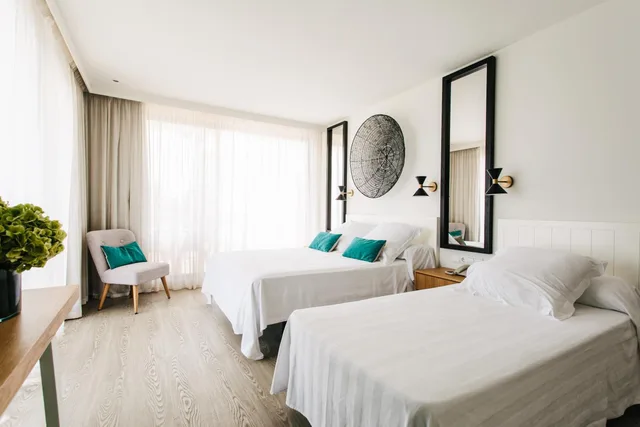 غرفة سوبيريور ثلاثية بسرير كوين وسرير فردي بإطلالة على البحر، Almirante Hotel 4/6