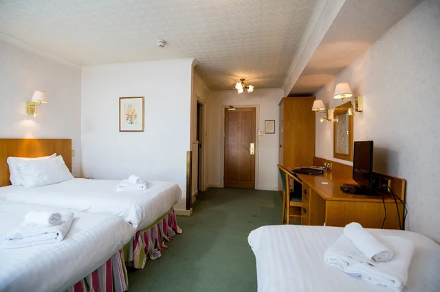 غرفة قياسية ثلاثية بثلاثة أسرّة، The Ivy Bush Royal Hotel 2/9