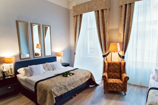 غرفة قياسية ثلاثية بسرير مزدوج وسرير فردي، Hotel Julian 1/4