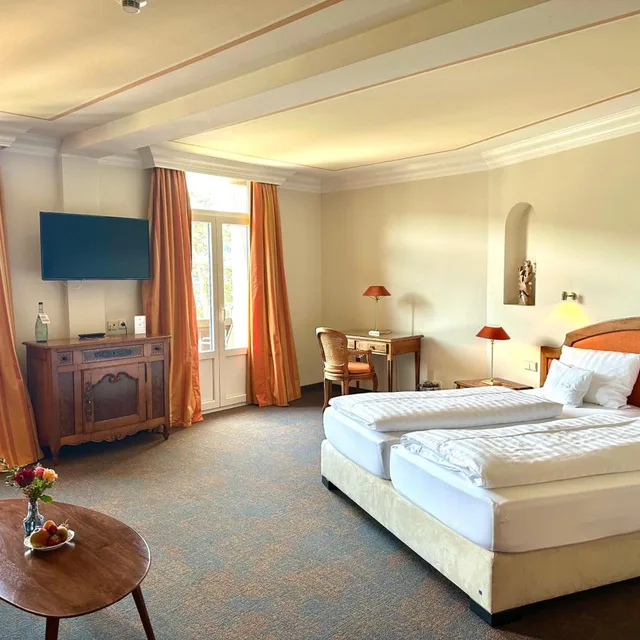 غرفة كومفورت بسرير كينج بإطلالة على البحيرة بشرفة، Treschers Schwarzwaldhotel 1/4