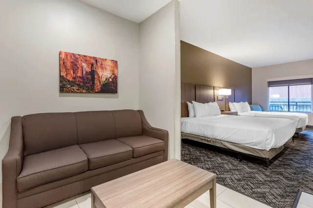غرفة قياسية بسرير كينج وسرير كوين بشرفة مع أريكة لذوي الإعاقة، Best Western Plus Zion Canyon Inn & Suites 3/10
