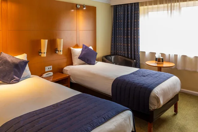 غرفة عائلية بسرير مزدوج وسريرين منفصلين، Britannia Leeds Bradford Airport 4/8