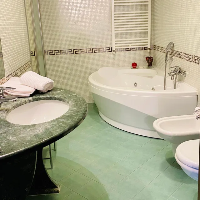 غرفة بسرير كينج بجاكوزي، Country Hotel Castelbarco 6/8