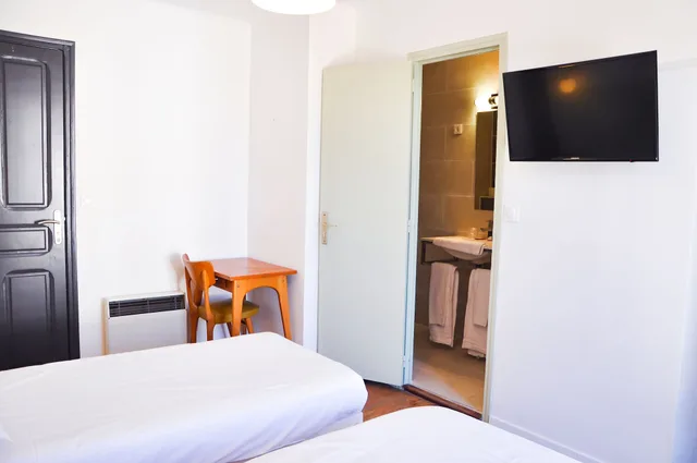 غرفة قياسية بسريرين منفصلين، Hôtel Les Arbousiers 2/3