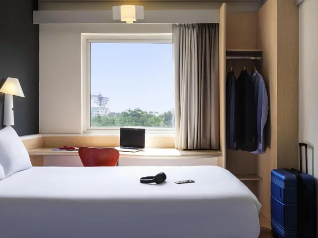 غرفة بسرير مزدوج بحوض استحمام، Ibis Guadalajara Expo 2/2