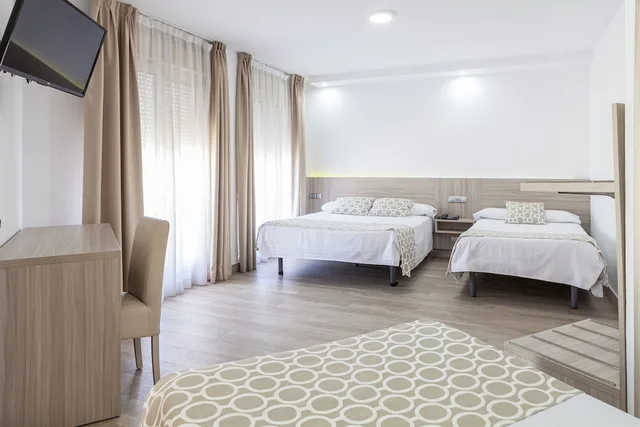 غرفة رباعية بسرير كوين وسريرين منفصلين، Olympia Hotel Ronda II 5/9