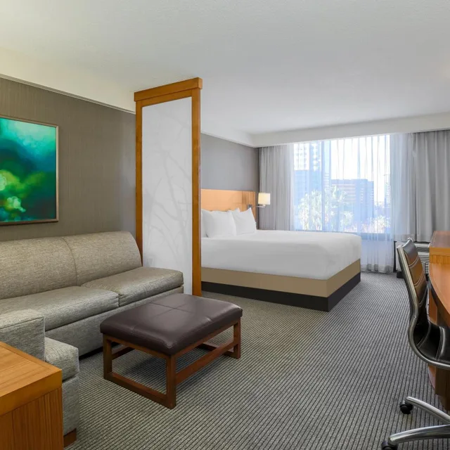 غرفة بسرير كينج مع أريكة، Hyatt Place San Jose/Downtown 2/3