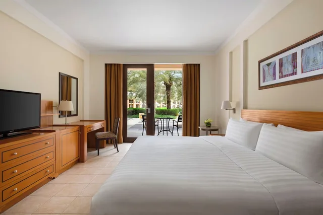غرفة بسرير كينج بشرفة، Shangri-La Barr Al Jissah Resort and Spa - Al Waha 1/8