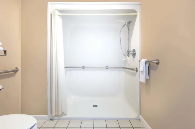 غرفة بسرير كينج لذوي الإعاقة، Super 8 By Wyndham Ocean Springs Biloxi 9/10