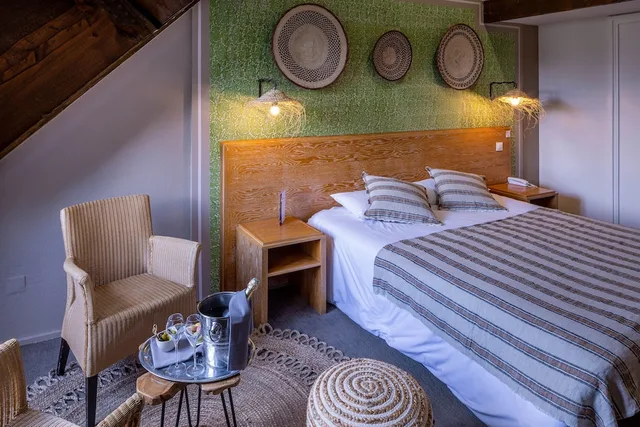 غرفة بسرير مزدوج بشرفة مع أريكة، Garrigae Manoir de Beauvoir 3/4
