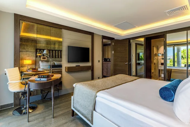 غرفة سوبيريور بسرير كوين بإطلالة على المسبح، Sirene Luxury Hotel Bodrum 2/3
