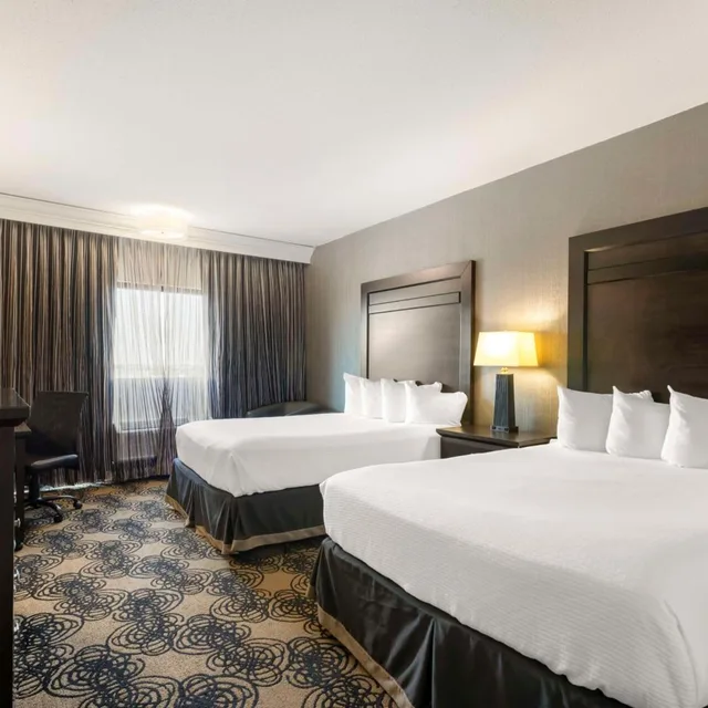 غرفة بسريرين كوين بحوض استحمام لذوي الإعاقة، Best Western Plus Midwest Inn 4/7