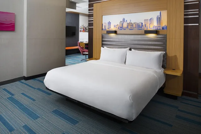 Room, King Bed, City View, Aloft Charlotte City Center 2/5