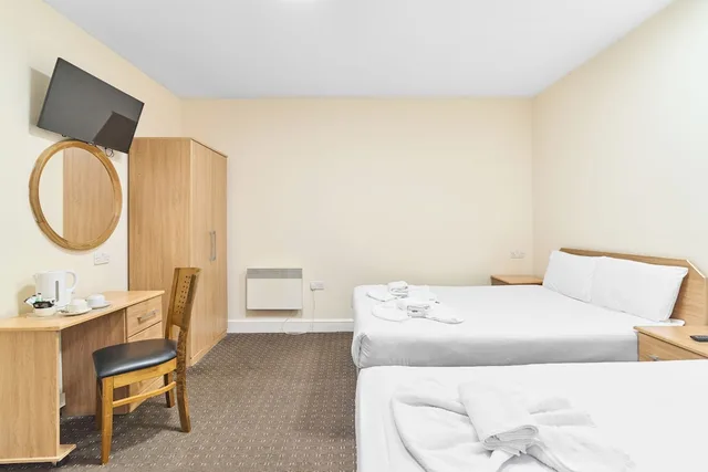 غرفة ثلاثية بسرير مزدوج وسرير فردي، Woodlands Lodge Ilford 4/10