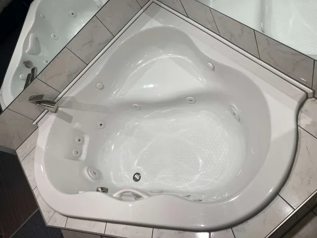 غرفة قياسية بسرير كينج بحوض جاكوزي، Best Western Plus Reading Inn & Suites 6/7