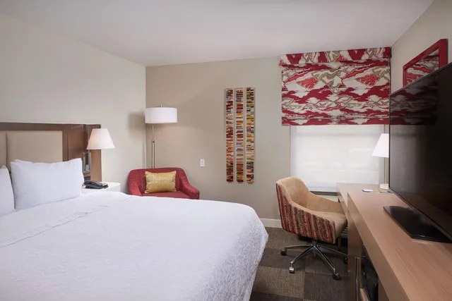 غرفة بسرير كينج بإطلالة على المسبح، Hampton Inn & Suites Scottsdale On Shea Blvd 1/3