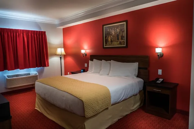 استوديو كلاسيكي بسرير كينج، Skyline Hotel & Casino 1/5