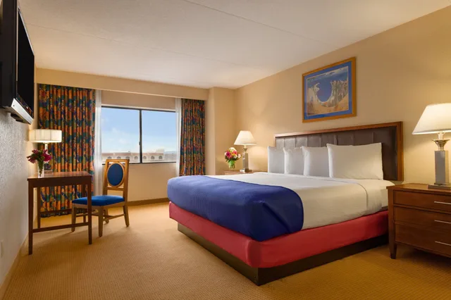Deluxe, King Bed, Central Tower، Harrah’s Laughlin - A Caesars Rewards Destination 1/6