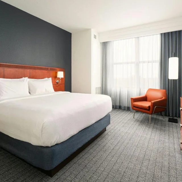 غرفة مفردة بحوض استحمام لذوي الإعاقة، Courtyard by Marriott St. Petersburg Downtown 1/6