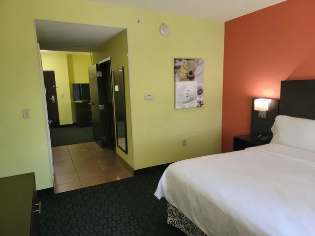 جناح لذوي الإعاقة، Holiday Inn Garland 10/10