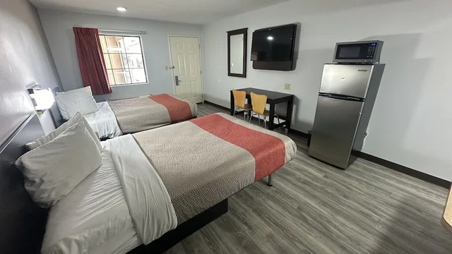 غرفة قياسية بسريرين مزدوجين بمطبخ صغير للمدخنين، Motel6 Winnie Tx 2/6