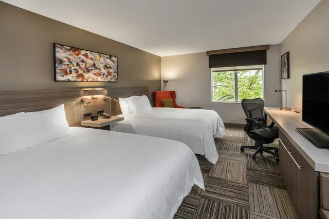 غرفة بسريرين كوين بحوض استحمام لذوي الإعاقة، Hilton Garden Inn Syracuse 1/3