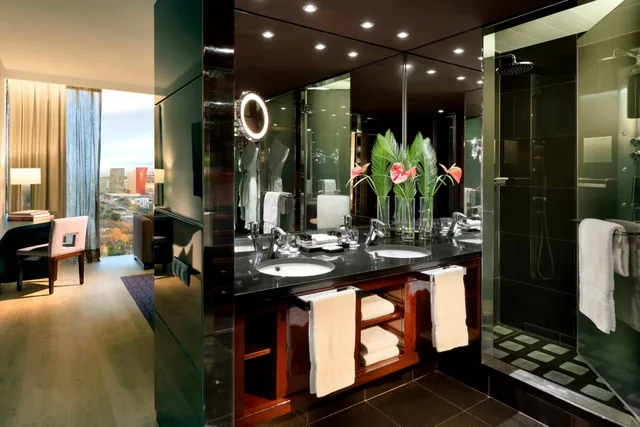 غرفة ديلوكس عائلية بانورامية بسرير كينج وسريرين منفصلين بإطلالة في طابق مرتفع، Hyatt Regency Barcelona Tower 1/3