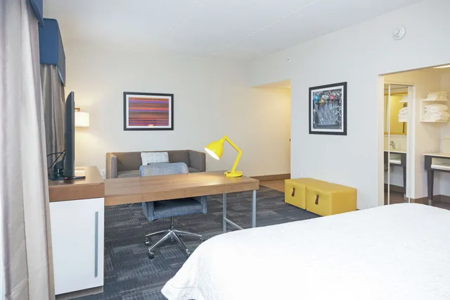جناح استوديو بسرير كينج مع أريكة، Hampton Inn & Suites Morgantown / University Town Centre 2/3