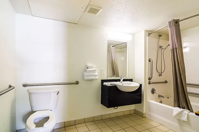 غرفة قياسية بسرير كوين لذوي الإعاقة، Motel6 Barstow, CA 9/10