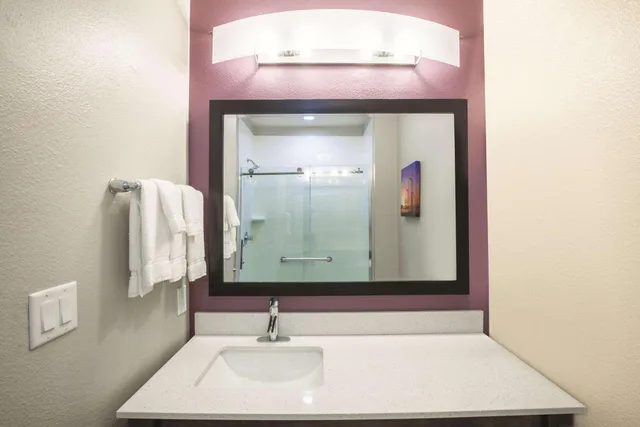 غرفة بسريرين كوين بحوض استحمام لذوي الإعاقة، La Quinta Inn & Suites By Wyndham San Marcos Outlet Mall 4/4