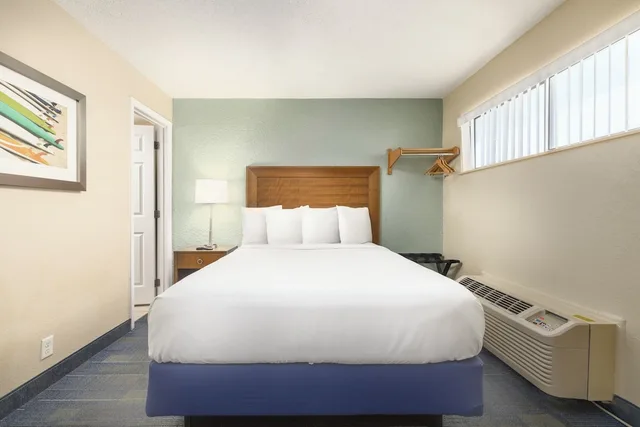 2 Rooms, 2 Queen Beds, Gulf Front, Beachside Resort 1/5