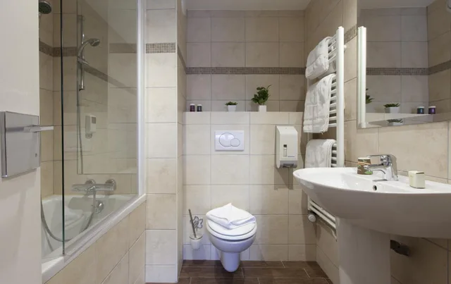 غرفة ثلاثية، Hôtel Duquesne 9/10