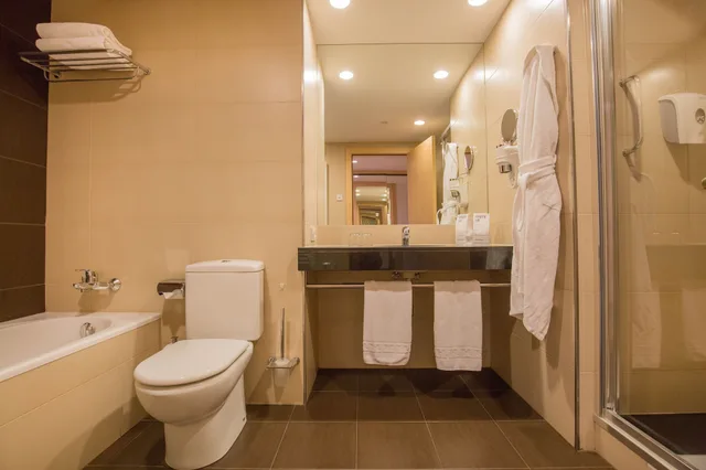 غرفة بسريرين منفصلين بإطلالة على الفناء، Yomo Centric Hotel 4/7