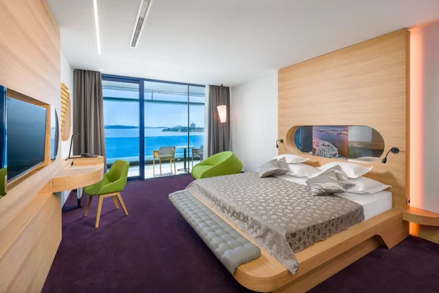 غرفة ديلوكس بسرير كوين بإطلالة على البحر بشرفة مع أريكة، Olympia Sky Hotel 1/2