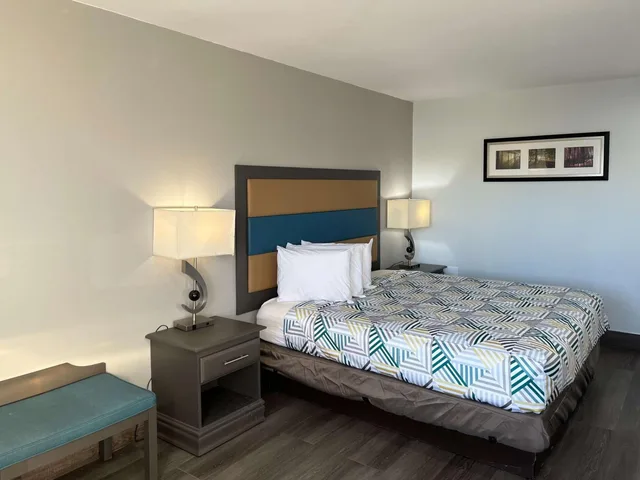 1 King Bed - Smoking, Micfridge، Motel6 Greenville, NC – ECU-Medical Center 2/5