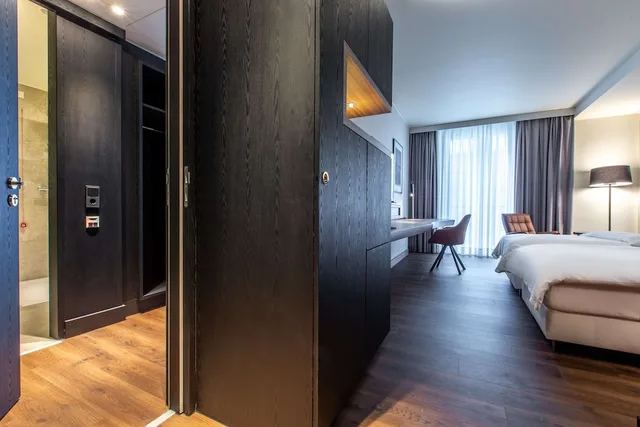 غرفة بريميوم بسرير كوين بشرفة، Radisson Blu Hotel Cologne 6/10