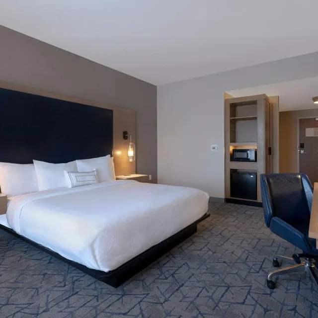 غرفة بسرير كينج بحوض استحمام لذوي الإعاقة، Fairfield Inn & Suites by Marriott Denver Airport at Gateway Park 3/10